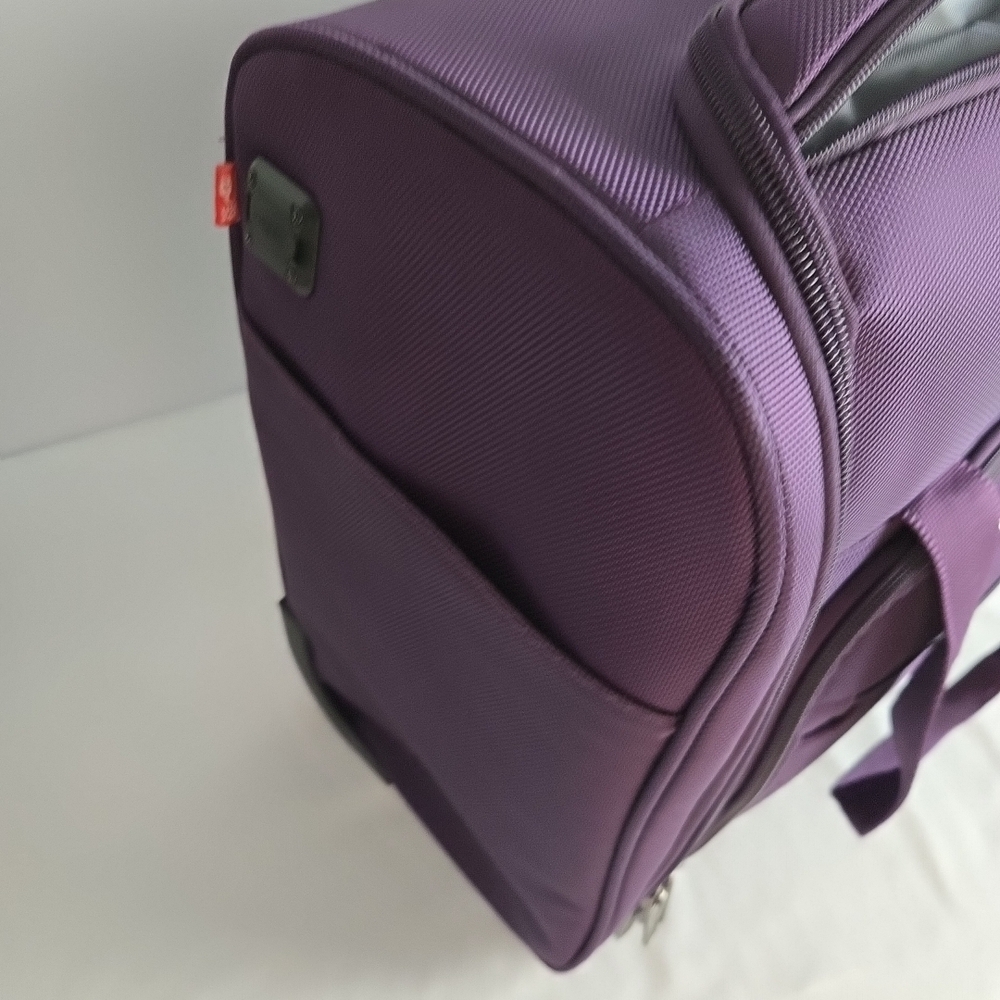 NWOT TPRC Purple Travel Bag And USB Port Shoe Pocket Retractable Handle Carry-on - Picture 10 of 16